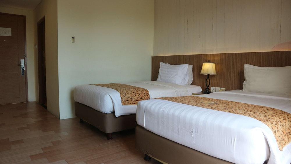 Golden Tulip Essential Belitung Hotel Танджунгпандан Екстериор снимка